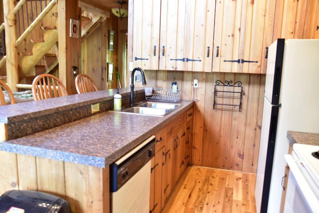 Quiet And Comfy 3Bed/2Bath - Chalet With Hot Tub. Cedar エクステリア 写真